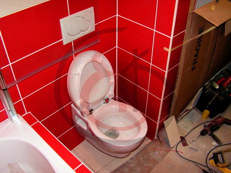 Специалисты компании ЯСК СТРОЙЙ установили в ванной туалет с бачком под ключ